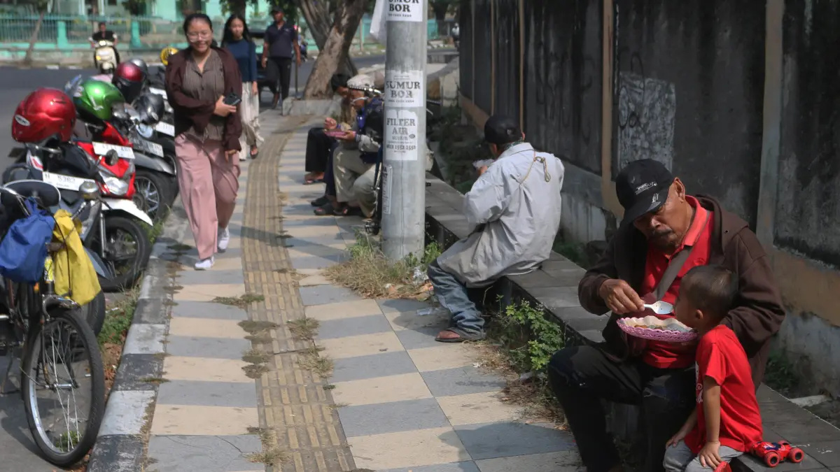 Warga menyantap hidangan makanan usai dibagikan gratis dalam aksi sosial makan gratis bertajuk #BerawalDariKoin di kawasan Jalan Atmodirono Wonodri, Semarang, Jawa Tengah, Selasa (18/8/2026).
