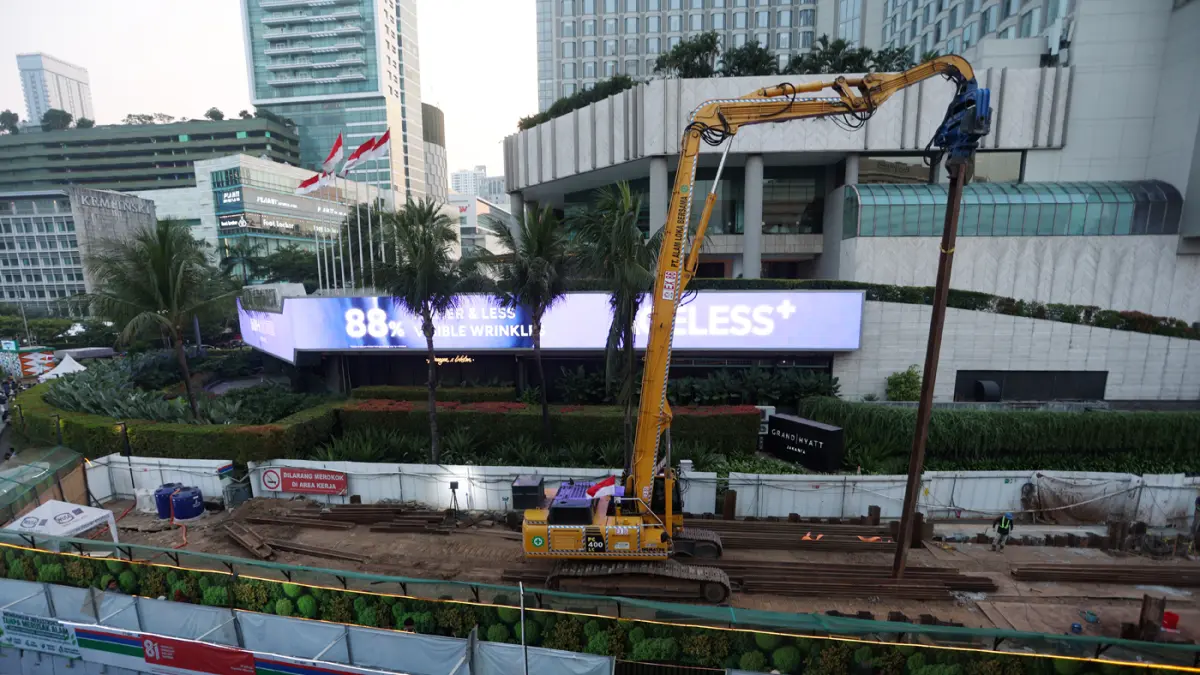 Alat berat beroperasi saat pengerjaan proyek pembangunan ruang multifungsi (extended concourse) di Stasiun MRT Bundaran HI Bank Jakarta, Jakarta.