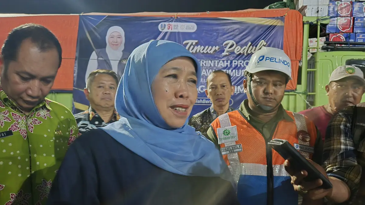 Gubernur Jawa Timur, Khofifah Indar Parawansa akan berangkat ke wilayah terdampak gempa di NTT pada 23 Agustus 2026. (Novia Herawati/ JawaPos.com) - Image