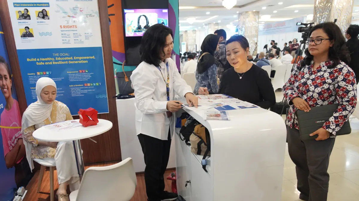 Head of DBS Foundation Karen Ngui mengunjungi career corner dalam acara Career Day You RISE di Ballroom Kementerian Ketenagakerjaan, Jakarta, Rabu (19/8/2026).