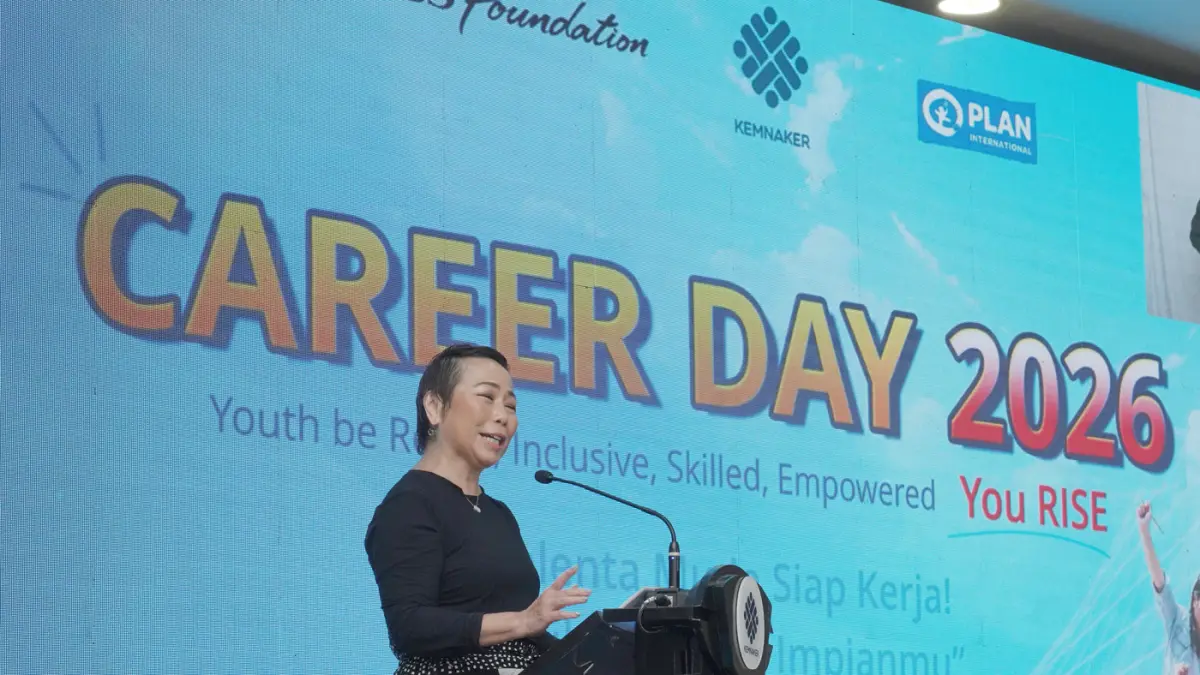 Head of DBS Foundation Karen Ngui mengunjungi career corner dalam acara Career Day You RISE di Ballroom Kementerian Ketenagakerjaan, Jakarta, Rabu (19/8/2026).