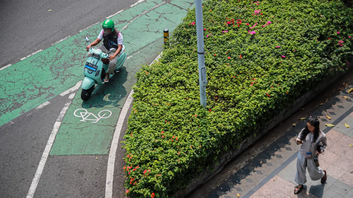 Jalur sepeda di Jalan Sudirman, Jakarta, Jumat (14/08/2026). (Hanung Hambara/Jawa Pos)