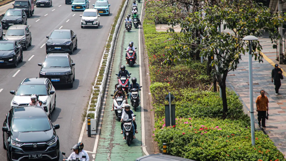 Jalur sepeda di Jalan Sudirman, Jakarta, Jumat (14/08/2026). (Hanung Hambara/Jawa Pos)