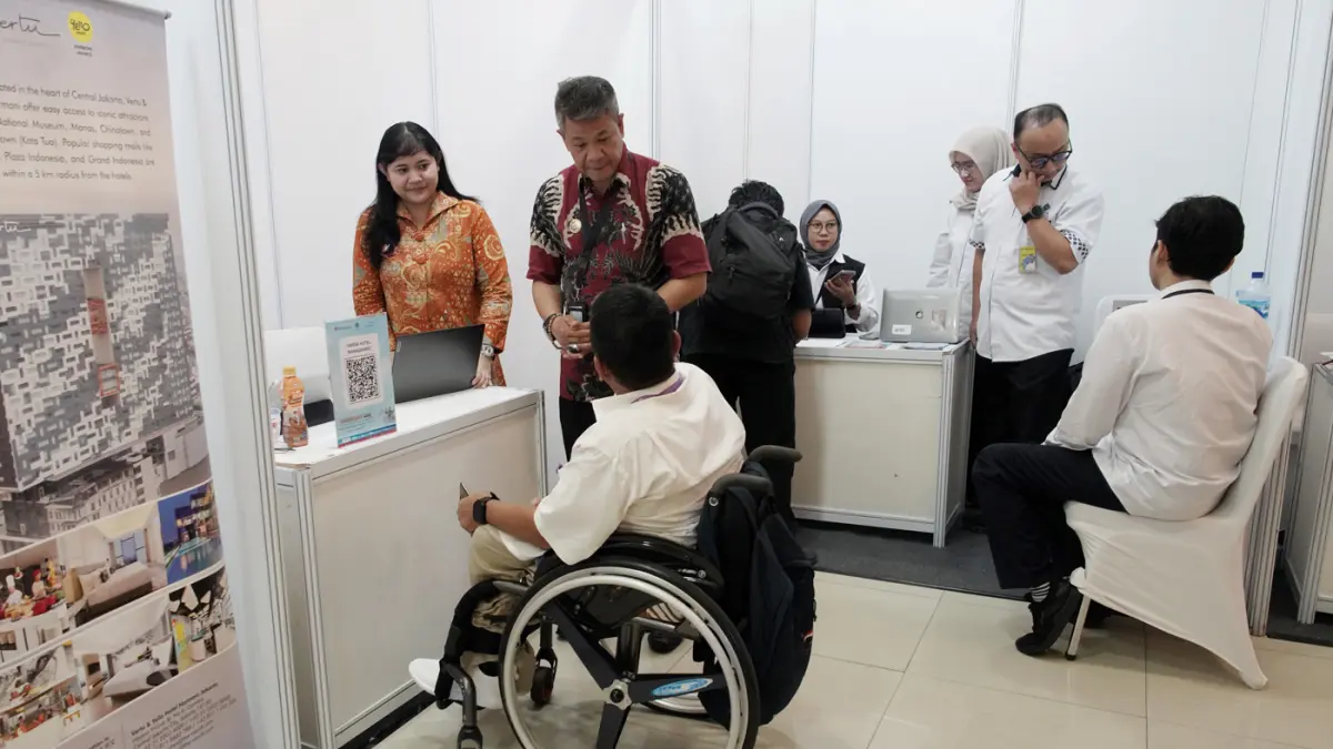 Pencari kerja mencari informasi dalam acara Career Day You RISE di Ballroom Kementerian Ketenagakerjaan, Jakarta, Rabu (19/8/2026).