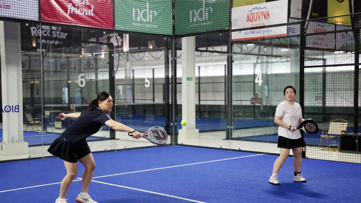 Pengunjung saat bermain padel di salah satu lapangan padel di Jakarta, Kamis (26/2/2026). (Dery Ridwansah/ JawaPos.com)
