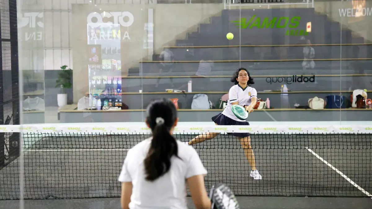 Pengunjung saat bermain padel di salah satu lapangan padel di Jakarta, Kamis (26/2/2026). (Dery Ridwansah/ JawaPos.com)