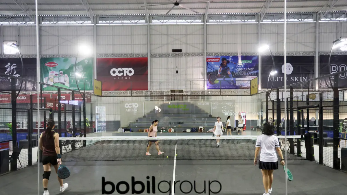 Pengunjung saat bermain padel di salah satu lapangan padel di Jakarta, Kamis (26/2/2026). (Dery Ridwansah/ JawaPos.com)