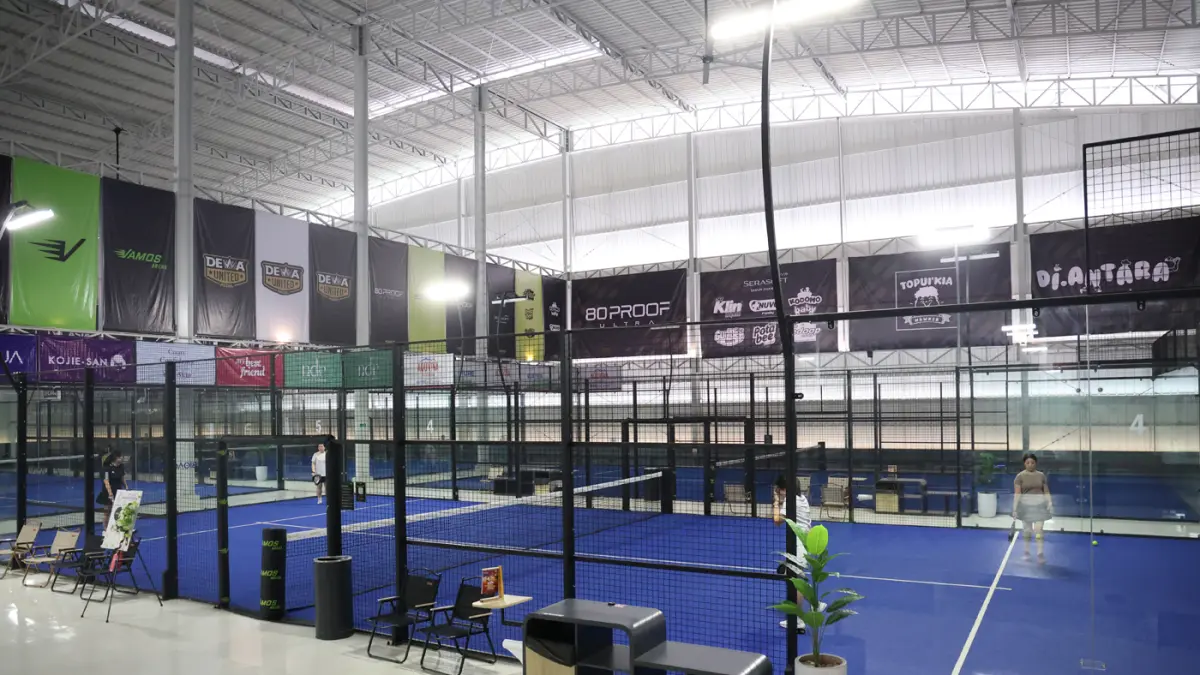 Pengunjung saat bermain padel di salah satu lapangan padel di Jakarta, Kamis (26/2/2026). (Dery Ridwansah/ JawaPos.com)