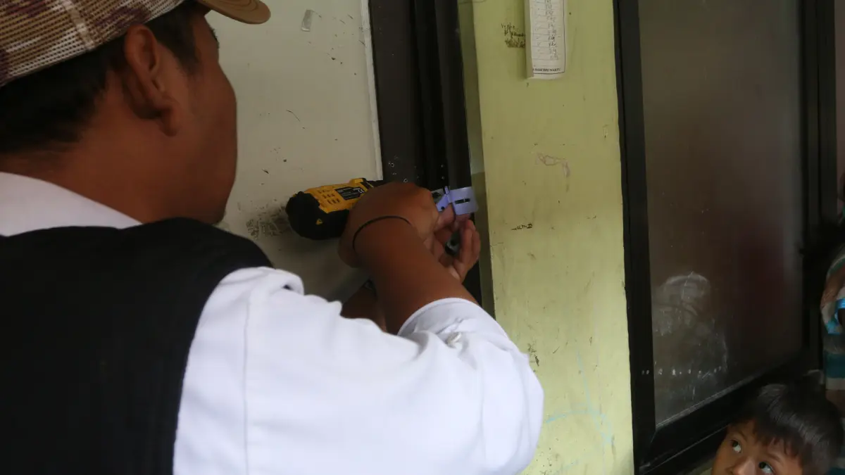 Petugas Dinas Perumahan dan Kawasan Permukiman (Disperkim) Kota Semarang memasang gembok saat menyegel unit rumah susun sederhana sewa (rusunawa) pada operasi yustisi di Rusunawa Kudu, Genuk, Semarang, Jawa Tengah, Rabu (19/8/2026)