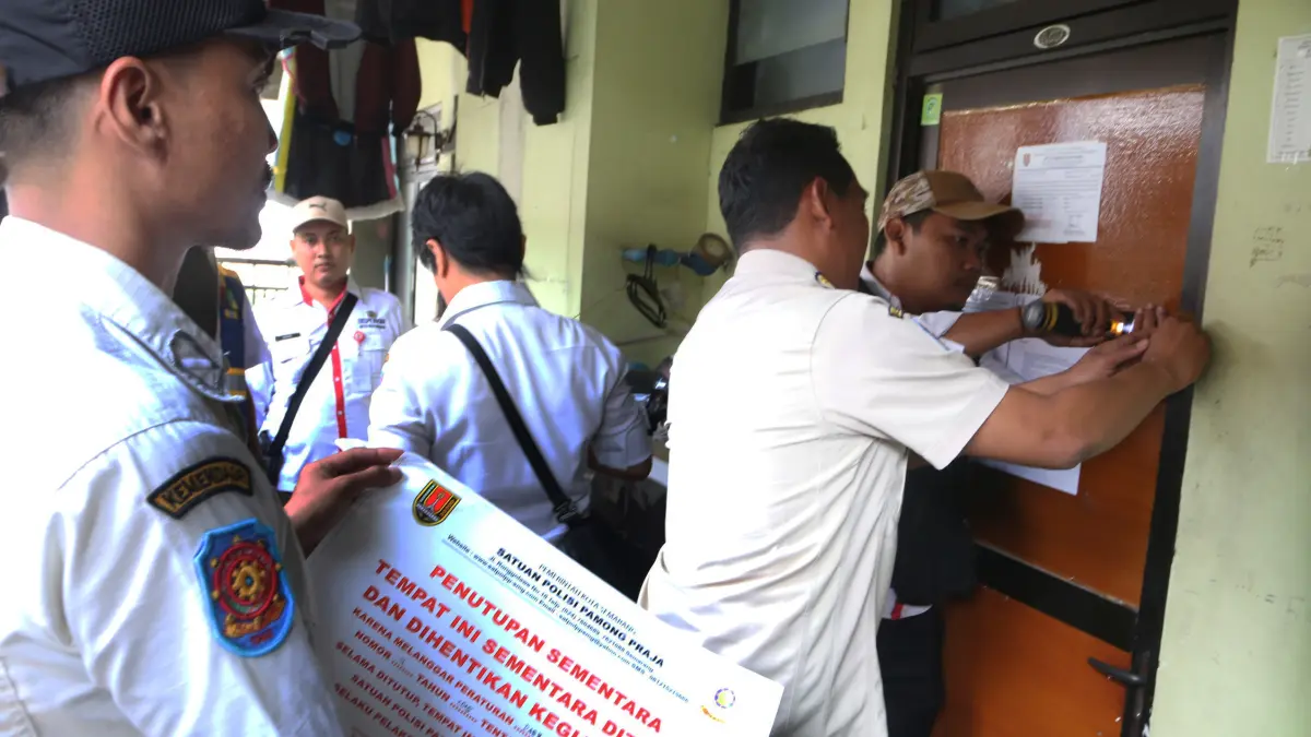 Petugas Satpol PP dan petugas Dinas Perumahan dan Kawasan Permukiman (Disperkim) Kota Semarang menyegel unit rumah susun sederhana sewa (rusunawa) saat operasi yustisi di Rusunawa Kudu, Genuk, Semarang, Jawa Tengah, Rabu (19/8/2026)