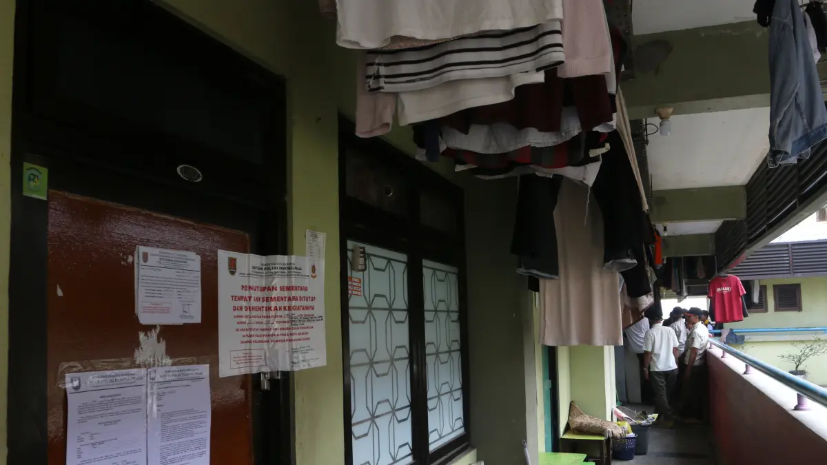 Petugas Satpol PP menyegel unit rumah susun sederhana sewa (rusunawa) saat operasi yustisi di Rusunawa Kudu, Genuk, Semarang, Jawa Tengah, Rabu (19/8/2026)