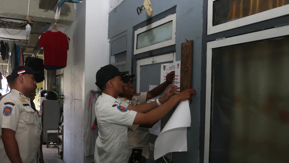 Petugas Satpol PP menyegel unit rumah susun sederhana sewa (rusunawa) saat operasi yustisi di Rusunawa Kudu, Genuk, Semarang, Jawa Tengah, Rabu (19/8/2026)