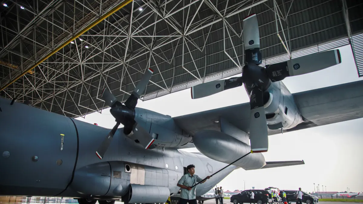 Prajurit TNI Aangkatan Udara memeriksan Hercules C-130H di hanggar Garuda Maintenance Facility Aero Asia, Bandara Soekarno-Hatta, Tangerang (19/08/2026). (Hanung Hambara/Jawa Pos)