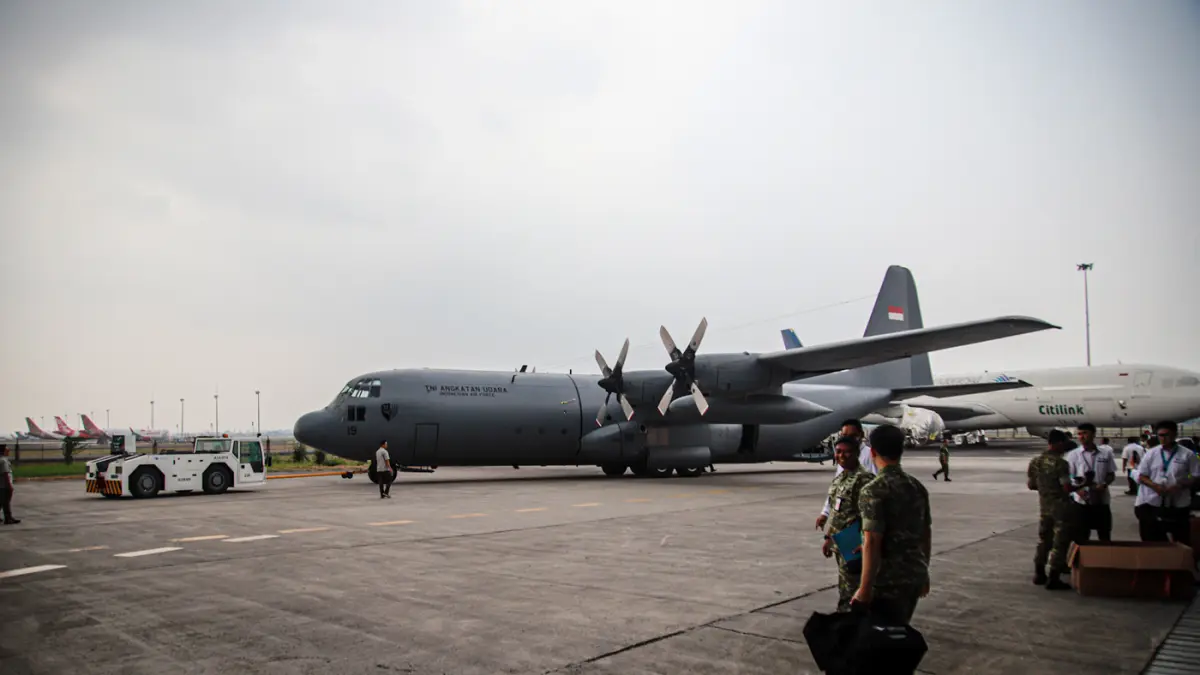 Prajurit TNI Aangkatan Udara memeriksan Hercules C-130H di hanggar Garuda Maintenance Facility Aero Asia, Bandara Soekarno-Hatta, Tangerang (19/08/2026). (Hanung Hambara/Jawa Pos)