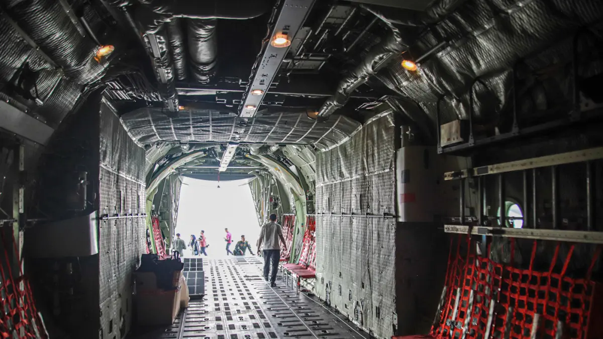 Prajurit TNI Aangkatan Udara memeriksan Hercules C-130H di hanggar Garuda Maintenance Facility Aero Asia, Bandara Soekarno-Hatta, Tangerang (19/08/2026). (Hanung Hambara/Jawa Pos)