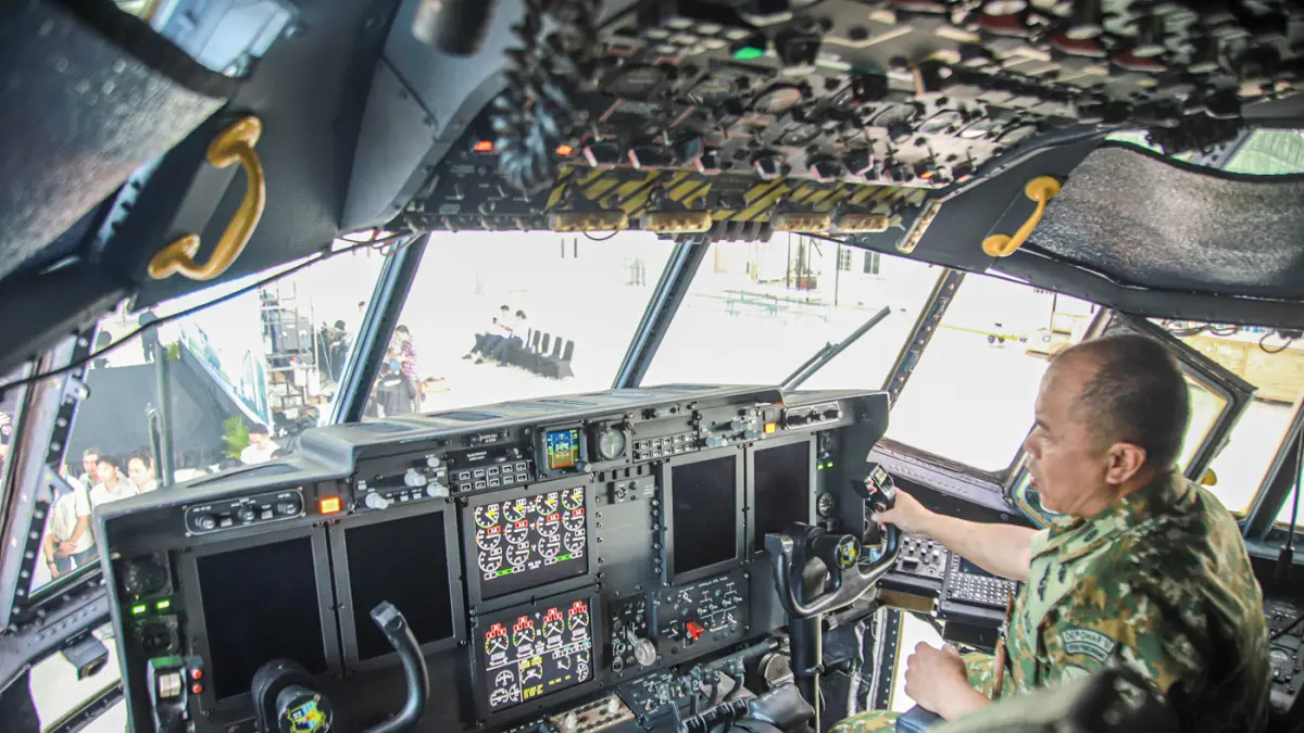 Prajurit TNI Aangkatan Udara memeriksan Hercules C-130H di hanggar Garuda Maintenance Facility Aero Asia, Bandara Soekarno-Hatta, Tangerang (19/08/2026). (Hanung Hambara/Jawa Pos)