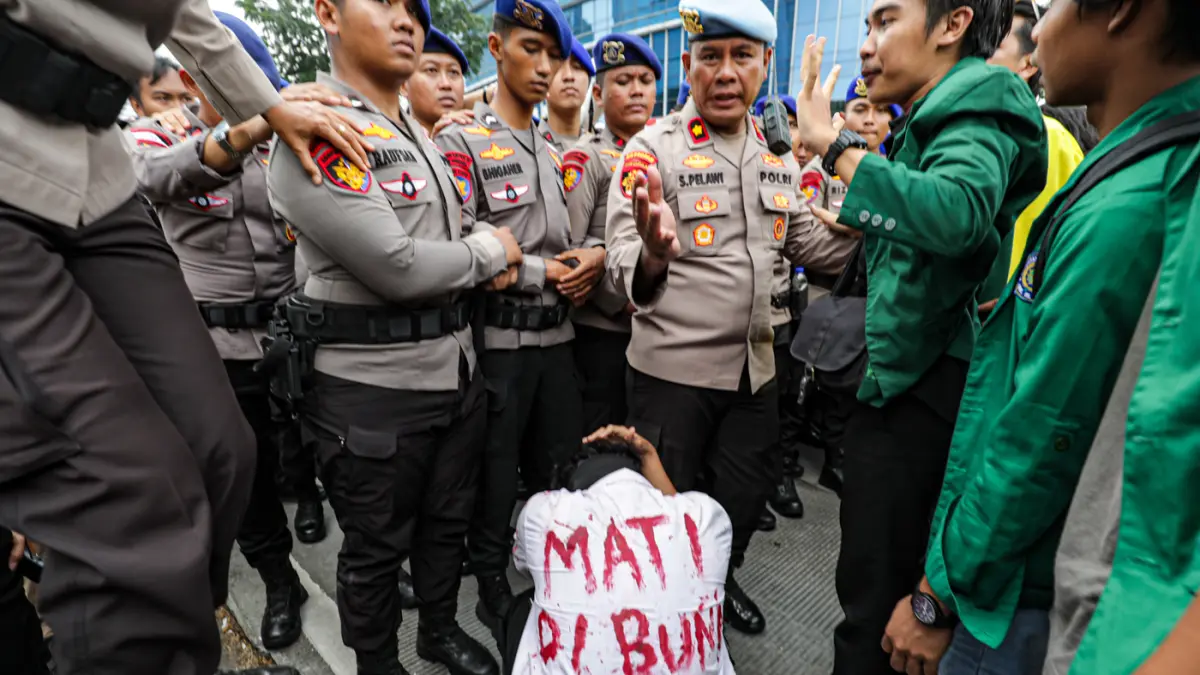 Sejumlah mahasiswa yang tergabung dalam Badan Eksekutif Mahasisea (BEM) Universitas Indonesia dan Front Mahasiswa Nasional (FMN) melakukan aksi unjuk rasa di jalan MH. Thamrin, Jakarta, Selasa (18/8/2026). (Salman Toyibi/Jawa Pos)