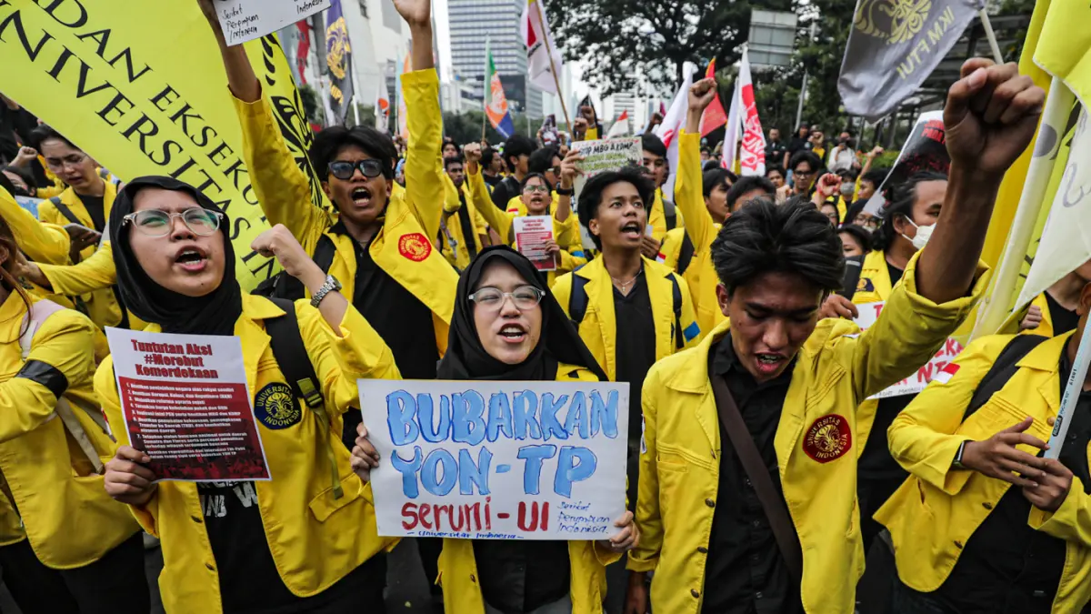Sejumlah mahasiswa yang tergabung dalam Badan Eksekutif Mahasisea (BEM) Universitas Indonesia dan Front Mahasiswa Nasional (FMN) melakukan aksi unjuk rasa di jalan MH. Thamrin, Jakarta, Selasa (18/8/2026). (Salman Toyibi/Jawa Pos)