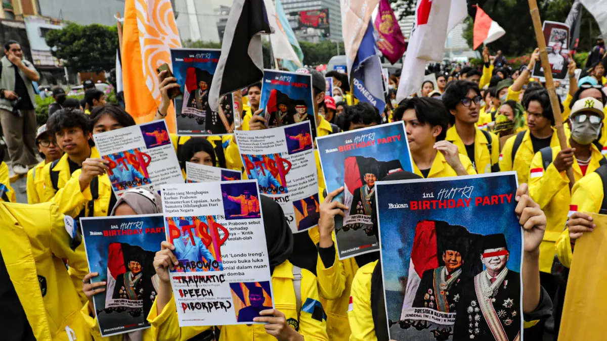 Sejumlah mahasiswa yang tergabung dalam Badan Eksekutif Mahasisea (BEM) Universitas Indonesia dan Front Mahasiswa Nasional (FMN) melakukan aksi unjuk rasa di jalan MH. Thamrin, Jakarta, Selasa (18/8/2026). (Salman Toyibi/Jawa Pos)