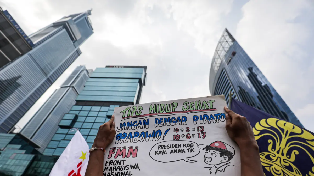 Sejumlah mahasiswa yang tergabung dalam Badan Eksekutif Mahasisea (BEM) Universitas Indonesia dan Front Mahasiswa Nasional (FMN) melakukan aksi unjuk rasa di jalan MH. Thamrin, Jakarta, Selasa (18/8/2026). (Salman Toyibi/Jawa Pos)