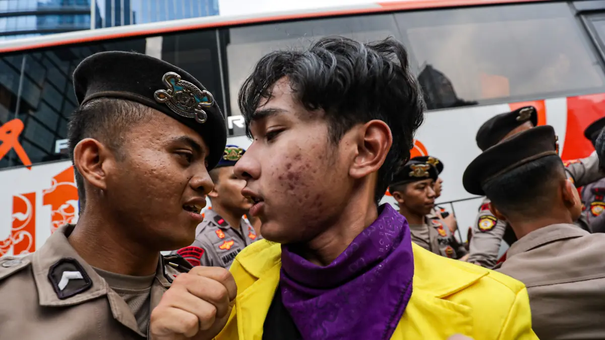 Sejumlah mahasiswa yang tergabung dalam Badan Eksekutif Mahasisea (BEM) Universitas Indonesia dan Front Mahasiswa Nasional (FMN) terlibat aksi saling dorong dengan pihak kepolisian di jalan MH. Thamrin, Jakarta, Selasa (18/8/2026). (Salman Toyibi/Jawa Pos