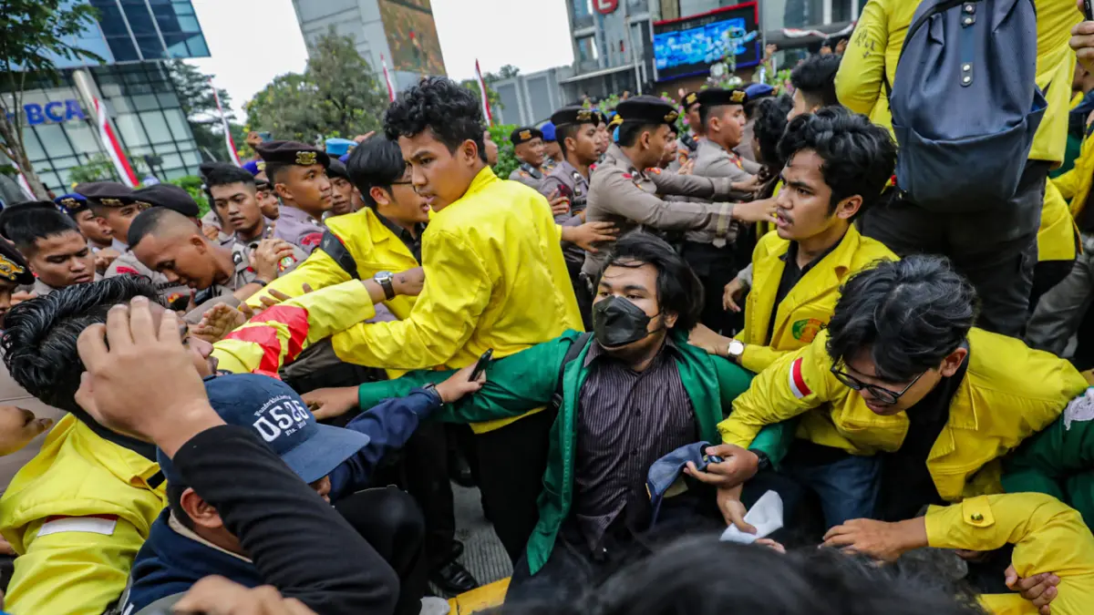Sejumlah mahasiswa yang tergabung dalam Badan Eksekutif Mahasisea (BEM) Universitas Indonesia dan Front Mahasiswa Nasional (FMN) terlibat aksi saling dorong dengan pihak kepolisian di jalan MH. Thamrin, Jakarta, Selasa (18/8/2026). (Salman Toyibi/Jawa Pos