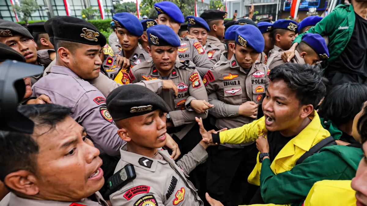 Sejumlah mahasiswa yang tergabung dalam Badan Eksekutif Mahasisea (BEM) Universitas Indonesia dan Front Mahasiswa Nasional (FMN) terlibat aksi saling dorong dengan pihak kepolisian di jalan MH. Thamrin, Jakarta, Selasa (18/8/2026). (Salman Toyibi/Jawa Pos