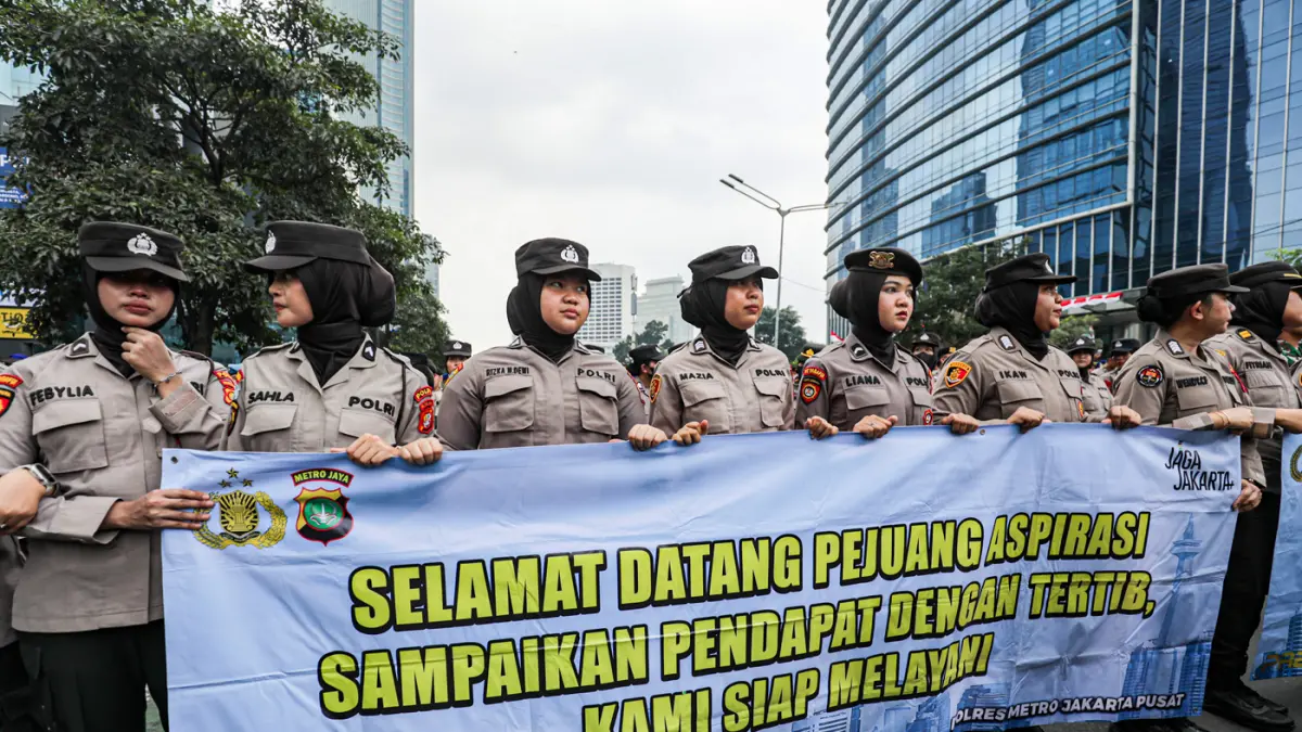 Sejumlah personil kepolisian berjaga di jalan MH. Thamrin, Jakarta, Selasa (18/8/2026). (Salman Toyibi/Jawa Pos)
