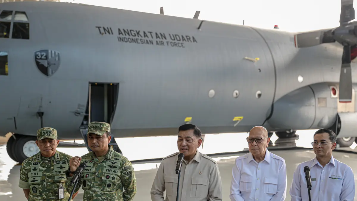 Menteri Pertahanan Sjafrie Sjamsoeddin (tengah), Kepala Staf Angkatan Udara (Kasau) Marsekal TNI M. Tonny Harjono (dua kiri) dan Dirut PT Garuda Indonesia Glenny H. Kairupan (kanan) melakukan serah terima pesawat Hercules C-130H di hanggar Garuda Maintena