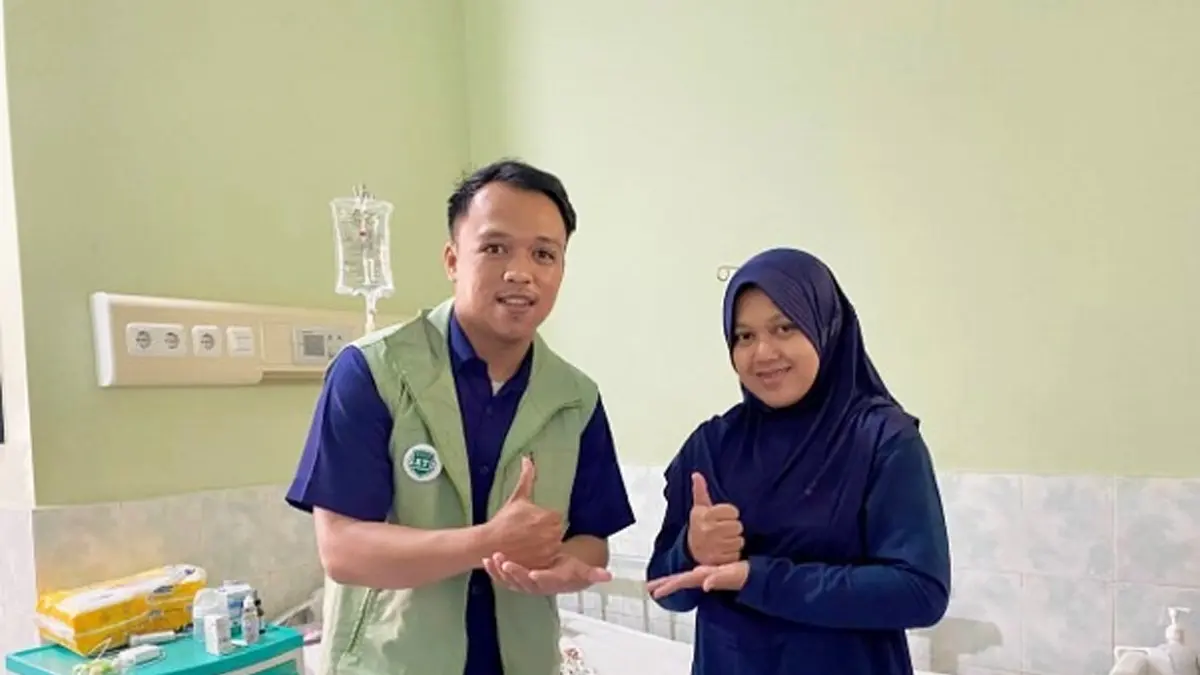 Tri Astuti (34) setia mendampingi putranya yang sedang menjalani perawatan di RS Amanah Umat Purworejo. (Istimewa) - Image