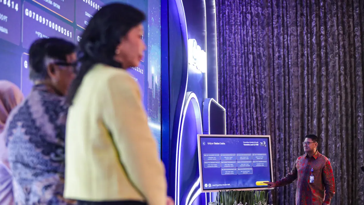 Wakil Presiden Direktur BCA John Kosasih secara simbolis melakukan prosesi penarikan hadiah Gebyar Badan Usaha di Jakarta, Rabu (19/8/2026). (Salman Toyibi/Jawa Pos)