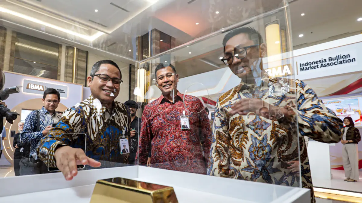 Wakil Kepala Badan Pengaturan Badan Usaha Milik Negara (BP BUMN) Aminuddin Ma'ruf (kanan), Direktur Utama BSI Anggoro Eko Cahyo (tengah) berbincang usai peluncuran Indonesia Bullion Market Association di BSI Tower, Jakarta, Kamis (20/8/2026). (Salman Toyi