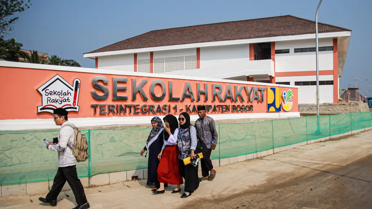Sejumlah orang tua siswa mengantar para siswa untuk persiapan mengikuti Masa Pengenalan Lingkungan Sekolah (MPLS) hari pertama di Sekolah Rakyat Terintegrasi 1 Kabupaten Bogor di Jasinga, Kabupaten Bogor, Jawa Barat, Kamis (20/08/2026). (Hanung Hambara/Ja