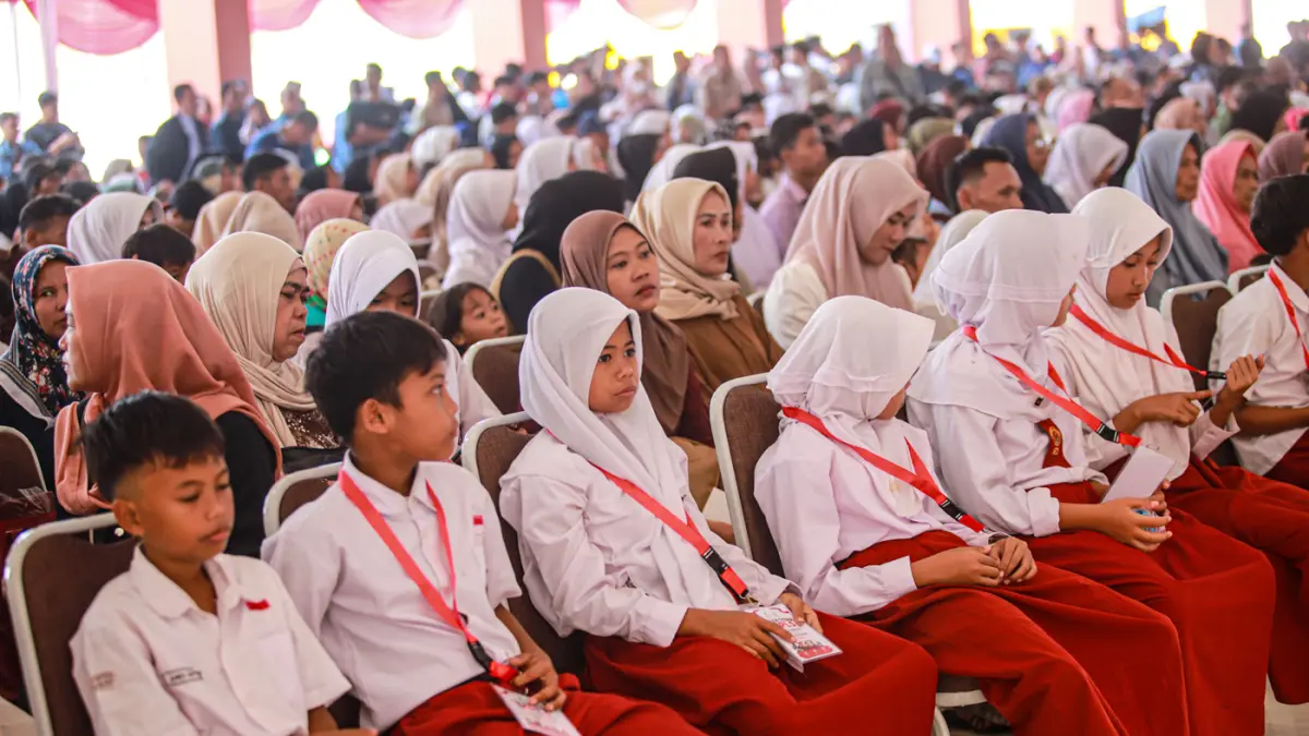 Sejumlah orang tua siswa mengantar para siswa untuk persiapan mengikuti Masa Pengenalan Lingkungan Sekolah (MPLS) hari pertama di Sekolah Rakyat Terintegrasi 1 Kabupaten Bogor di Jasinga, Kabupaten Bogor, Jawa Barat, Kamis (20/08/2026). (Hanung Hambara/Ja