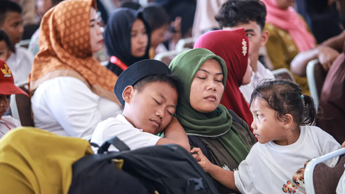 Sejumlah orang tua siswa mengantar para siswa untuk persiapan mengikuti Masa Pengenalan Lingkungan Sekolah (MPLS) hari pertama di Sekolah Rakyat Terintegrasi 1 Kabupaten Bogor di Jasinga, Kabupaten Bogor, Jawa Barat, Kamis (20/08/2026). (Hanung Hambara/Ja