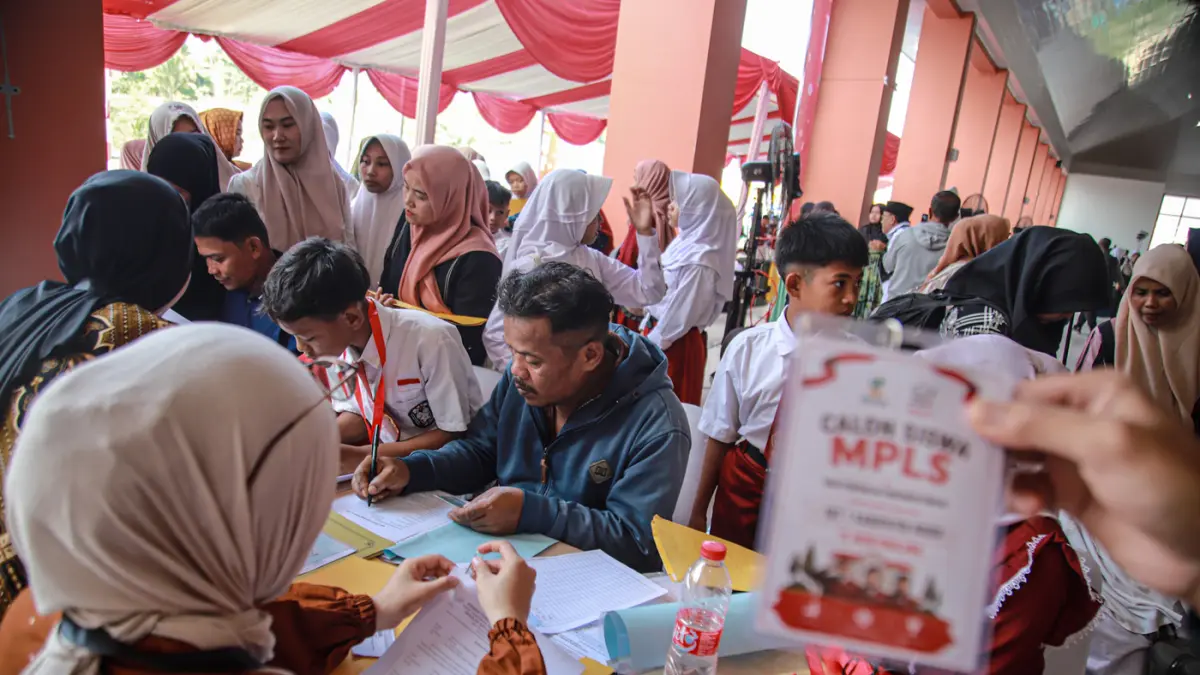 Sejumlah orang tua siswa mengantar para siswa untuk persiapan mengikuti Masa Pengenalan Lingkungan Sekolah (MPLS) hari pertama di Sekolah Rakyat Terintegrasi 1 Kabupaten Bogor di Jasinga, Kabupaten Bogor, Jawa Barat, Kamis (20/08/2026). (Hanung Hambara/Ja