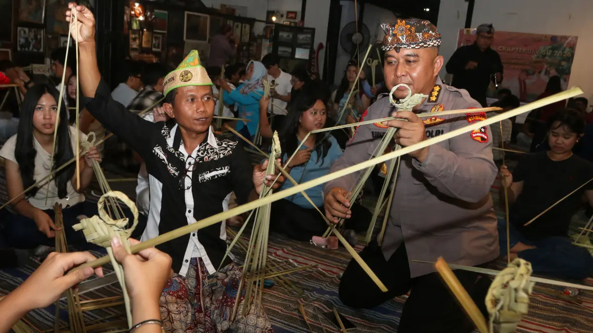 Penasehat Museum Gubug Wayang Kombes Pol Tri Suhartanto (kanan) didampingi Rofiq Ahmad seniman mengajarkan kepada peserta cara membuat wayang dari bahan rumput saat lokakarya wayang suket di Pasar Klitikan Kota Lama, Semarang, Jawa Tengah, Kamis (20/8/202