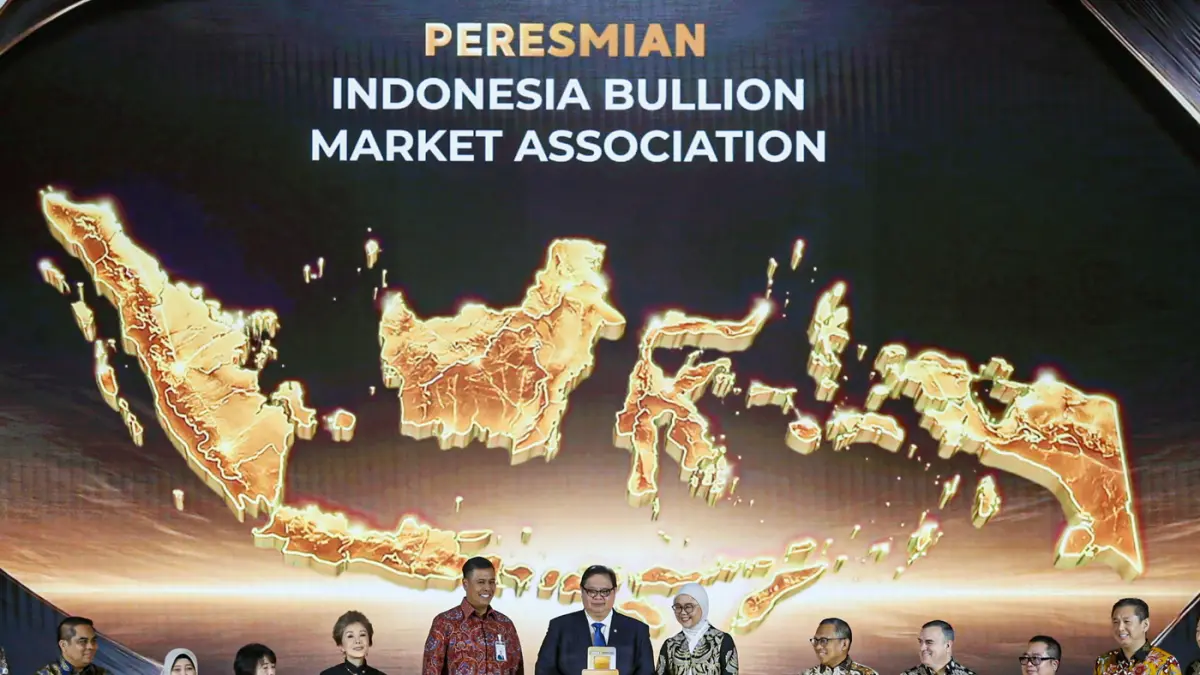 Menteri Koordinator Bidang Perekonomian Airlangga Hartarto (tengah), Ketua Indonesia Bullion Market Association (IBMA) Selfie Dewiyanti (kelima kanan) dan Direktur Utama BSI Anggoro Eko Cahyo (kelima kiri) secara simbolik melakukan peluncuran Indonesia Bu