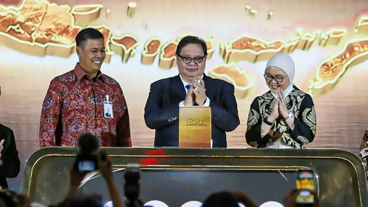 Menteri Koordinator Bidang Perekonomian Airlangga Hartarto (tengah), Ketua Indonesia Bullion Market Association (IBMA) Selfie Dewiyanti (kanan) dan Direktur Utama BSI Anggoro Eko Cahyo (kiri) secara simbolik melakukan peluncuran Indonesia Bullion Market A