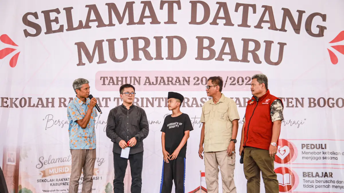 Dari kiri Kepala Sekolah SRT 1 Kab. Bogor Iksan Cahyana, Kepala Dinas Sosial (Dinsos) Kabupaten Bogor Farid Ma'ruf, Kepala Dinas Sosial (Dinsos) Kabupaten Sukabumi Bambang Widyantoro (dua kanan) Kepala SR Menemgah 7 Sukabumi Ihsan Ma’ruf (kanan) berfoto s