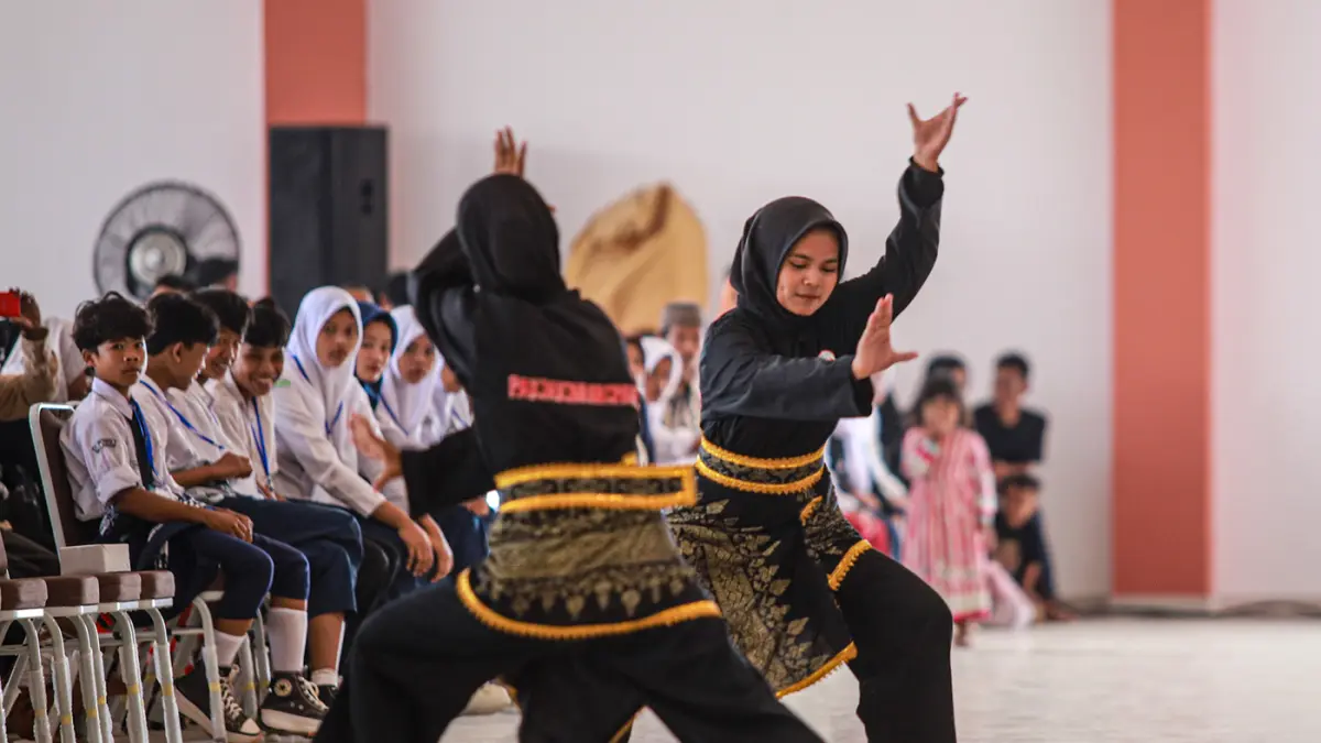Sejumlah atraksi pencak silat dan pentas seni dihadirkan dalam persiapan mengikuti Masa Pengenalan Lingkungan Sekolah (MPLS) hari pertama di Sekolah Rakyat Terintegrasi 1 Kabupaten Bogor di Jasinga, Kabupaten Bogor, Jawa Barat, Kamis (20/08/2026). (Hanung