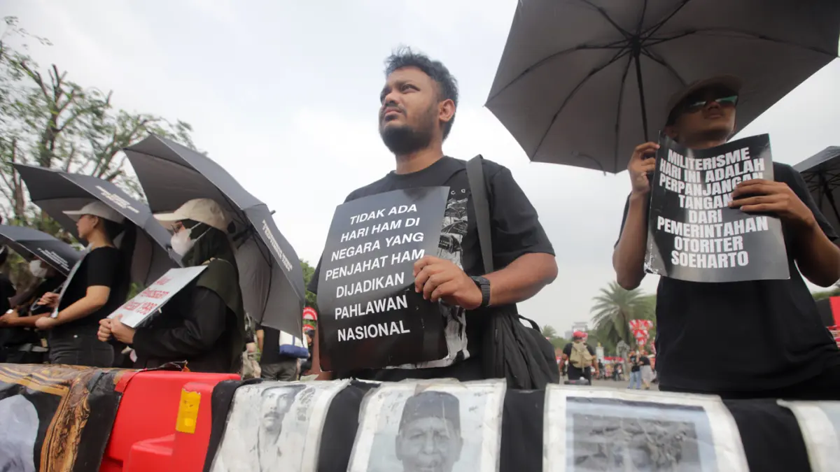 Pegiat HAM yang tergabung dalam Jaringan Solidaritas Korban untuk Keadilan melakukan Aksi Kamisan ke-921 di seberang Istana Merdeka, Jakarta, Kamis (20/8/2026). (Dery Ridwansah/ JawaPos.com)