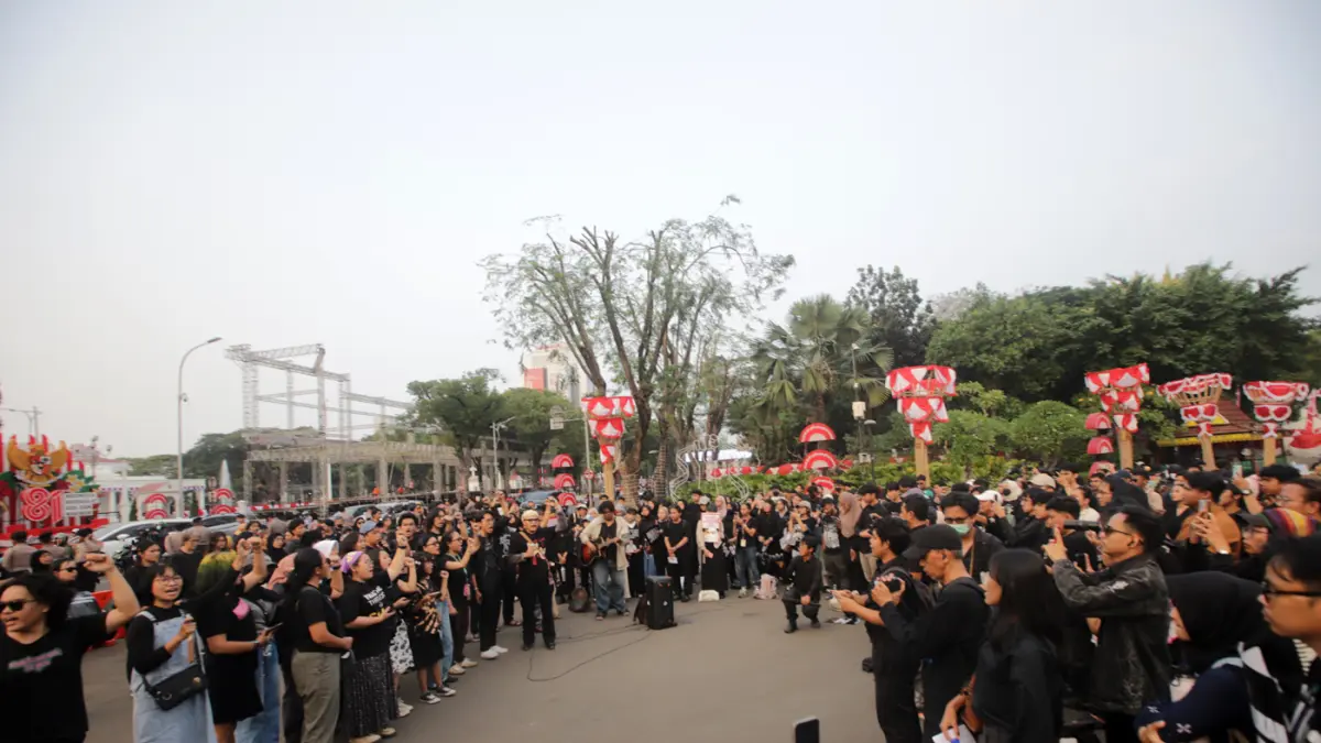 Pegiat HAM yang tergabung dalam Jaringan Solidaritas Korban untuk Keadilan melakukan Aksi Kamisan ke-921 di seberang Istana Merdeka, Jakarta, Kamis (20/8/2026). (Dery Ridwansah/ JawaPos.com)