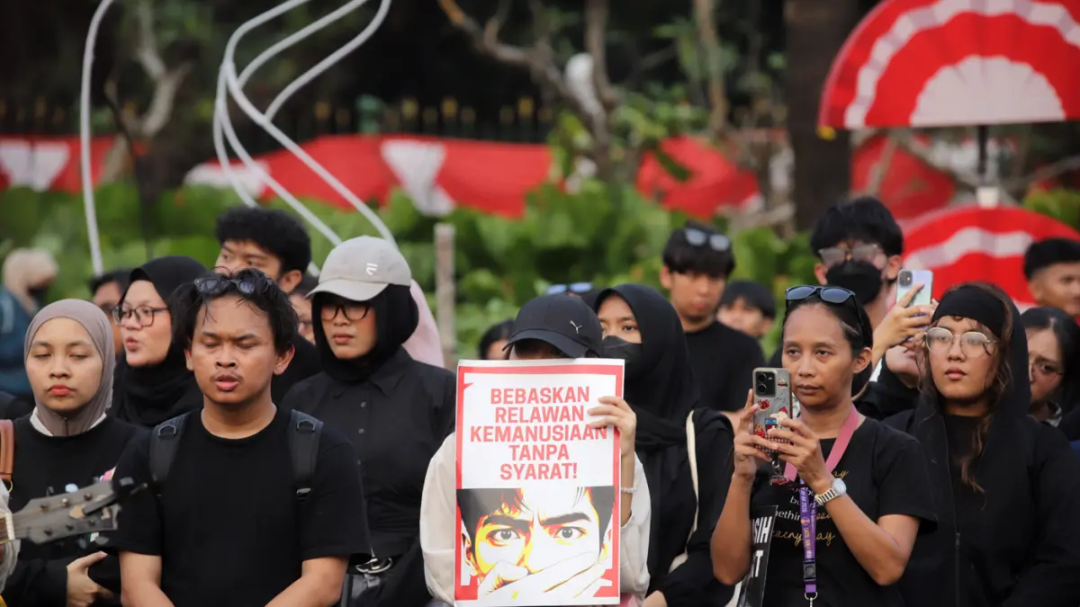 Pegiat HAM yang tergabung dalam Jaringan Solidaritas Korban untuk Keadilan melakukan Aksi Kamisan ke-921 di seberang Istana Merdeka, Jakarta, Kamis (20/8/2026). (Dery Ridwansah/ JawaPos.com)