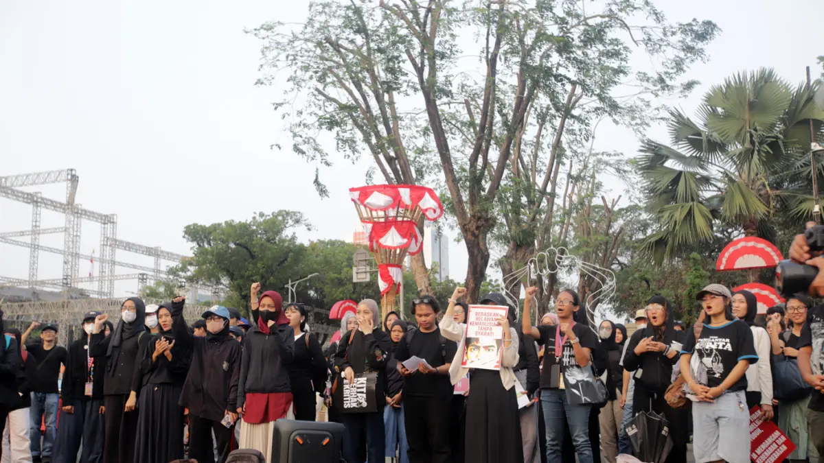 Pegiat HAM yang tergabung dalam Jaringan Solidaritas Korban untuk Keadilan melakukan Aksi Kamisan ke-921 di seberang Istana Merdeka, Jakarta, Kamis (20/8/2026). (Dery Ridwansah/ JawaPos.com)