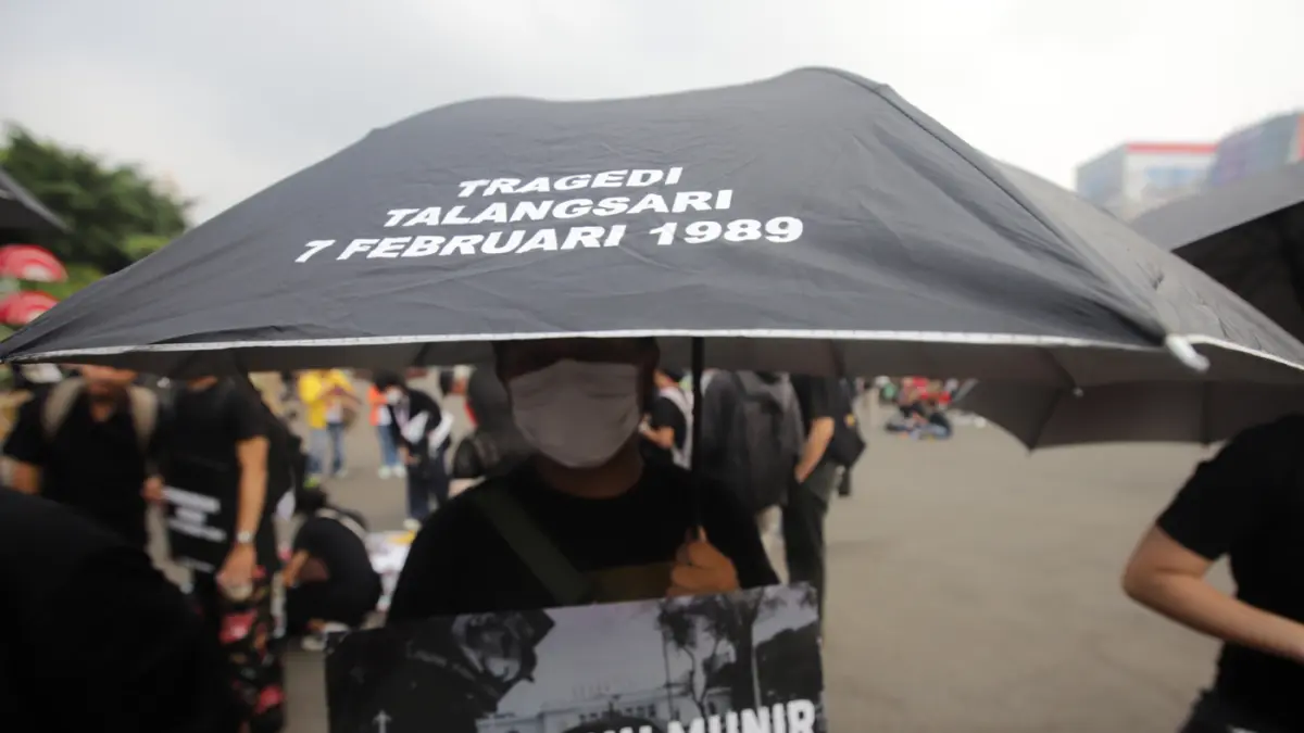 Pegiat HAM yang tergabung dalam Jaringan Solidaritas Korban untuk Keadilan melakukan Aksi Kamisan ke-921 di seberang Istana Merdeka, Jakarta, Kamis (20/8/2026). (Dery Ridwansah/ JawaPos.com)
