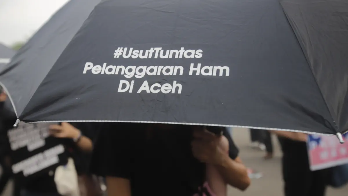Pegiat HAM yang tergabung dalam Jaringan Solidaritas Korban untuk Keadilan melakukan Aksi Kamisan ke-921 di seberang Istana Merdeka, Jakarta, Kamis (20/8/2026). (Dery Ridwansah/ JawaPos.com)