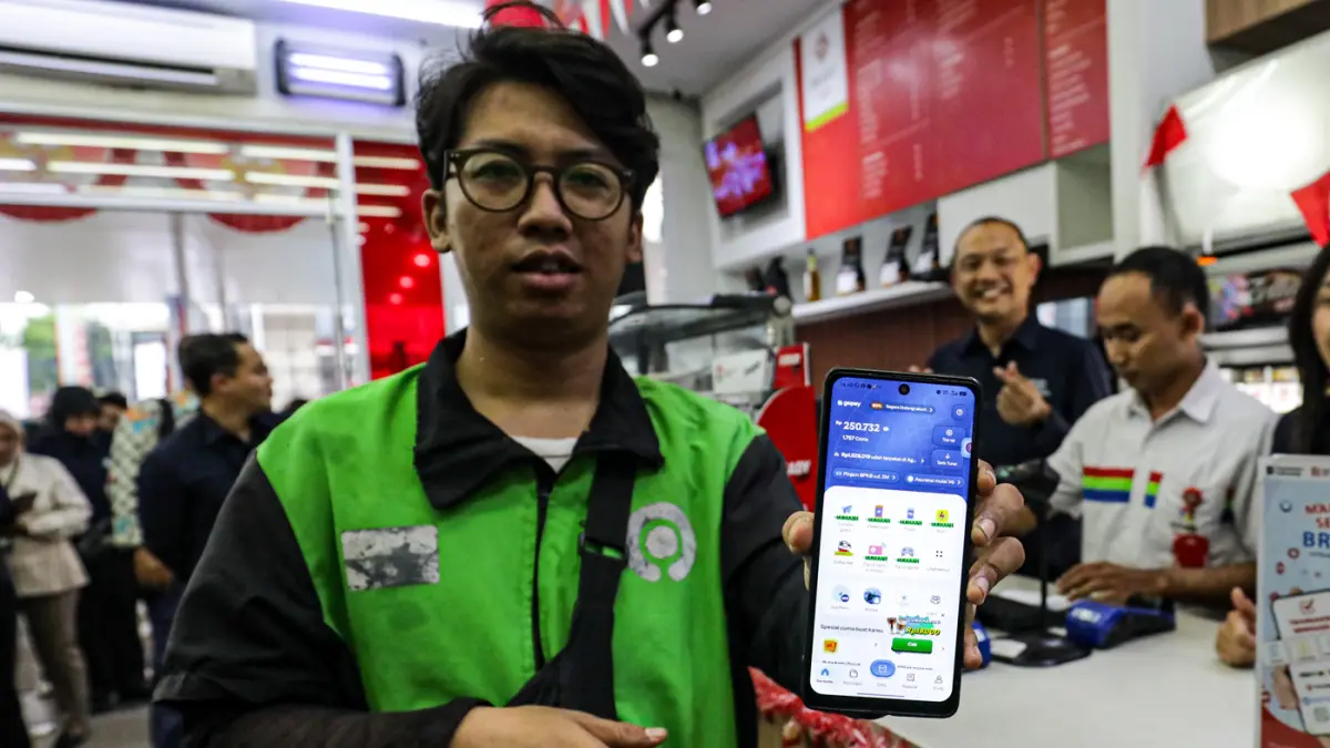 Pelanggan melakukan transaksi menggunakan layanan Bright Digital Payment di Bright Store, SPBU COCO 31.124.02 Fatmawati, Jakarta Selatan, Rabu (19/8/2026). (Salman Toyibi/Jawa Pos)