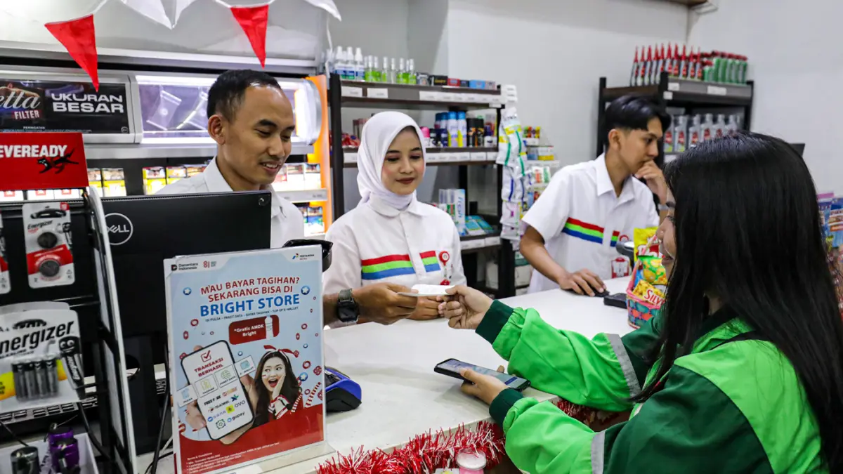 Pelanggan melakukan transaksi menggunakan layanan Bright Digital Payment di Bright Store, SPBU COCO 31.124.02 Fatmawati, Jakarta Selatan, Rabu (19/8/2026). (Salman Toyibi/Jawa Pos)