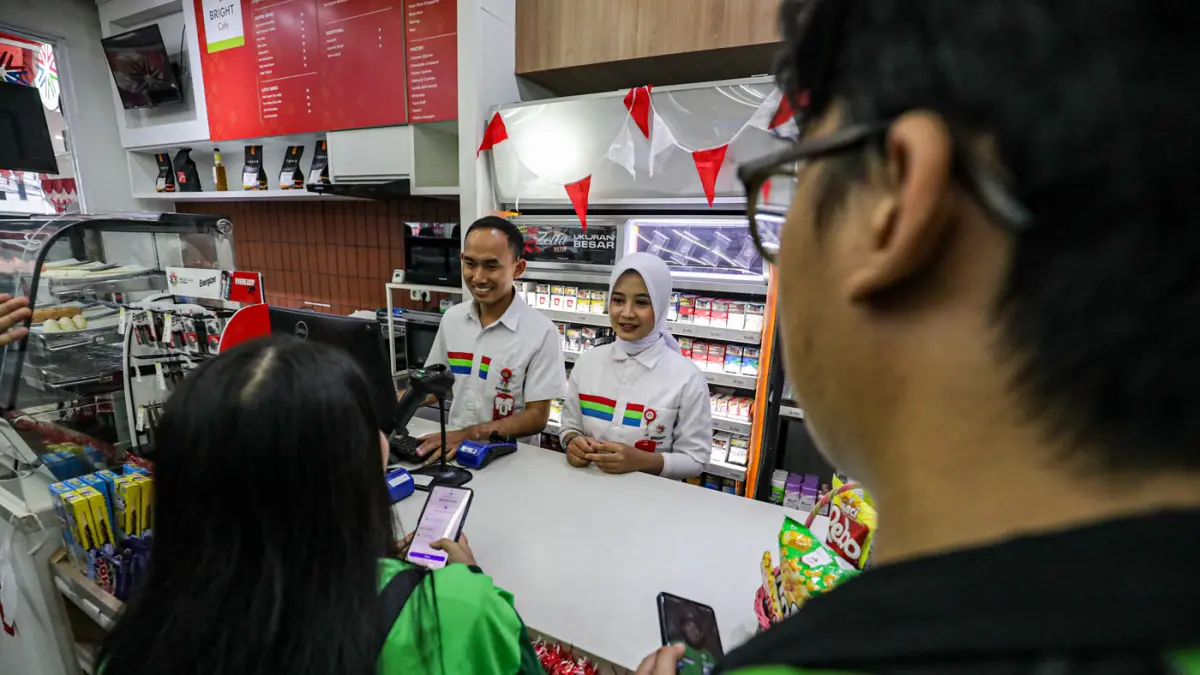Pelanggan melakukan transaksi menggunakan layanan Bright Digital Payment di Bright Store, SPBU COCO 31.124.02 Fatmawati, Jakarta Selatan, Rabu (19/8/2026). (Salman Toyibi/Jawa Pos)